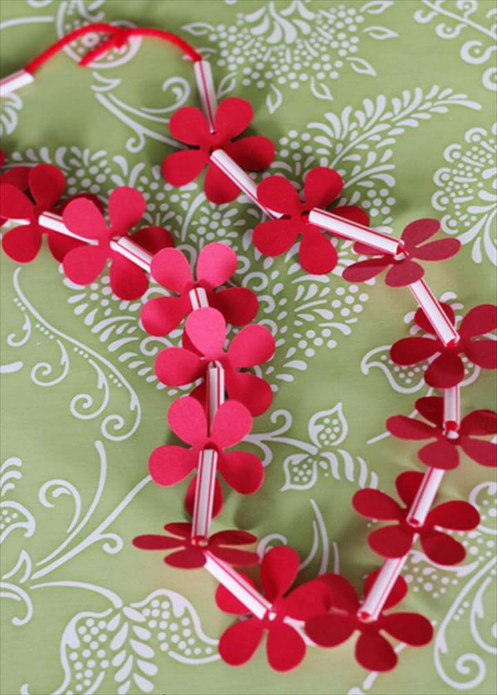 Leis Hawaianos caseros para niños Hechos con pajitas y Flores de papel